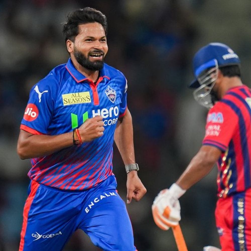 டெல்லி கேபிடல்ஸ் அணிக்கு எதிரான இன்றைய போட்டியில் ஒரு பவுண்டரி அடித்து தனது கணக்கைத் தொடங்கிய ரிஷப் பண்ட், தொடக்கத்திலிருந்தே அதிரடியாக விளையாடுவார் என்று லக்னோ சூப்பர் ஜெயண்ட்ஸ் ரசிகர்கள் நினைத்தனர். ஆனால், மூன்றாவது ஓவரில் ரிஷப் பண்ட் எதிர்பாராதவிதமாக ஆட்டமிழக்க நேரிட்டது.