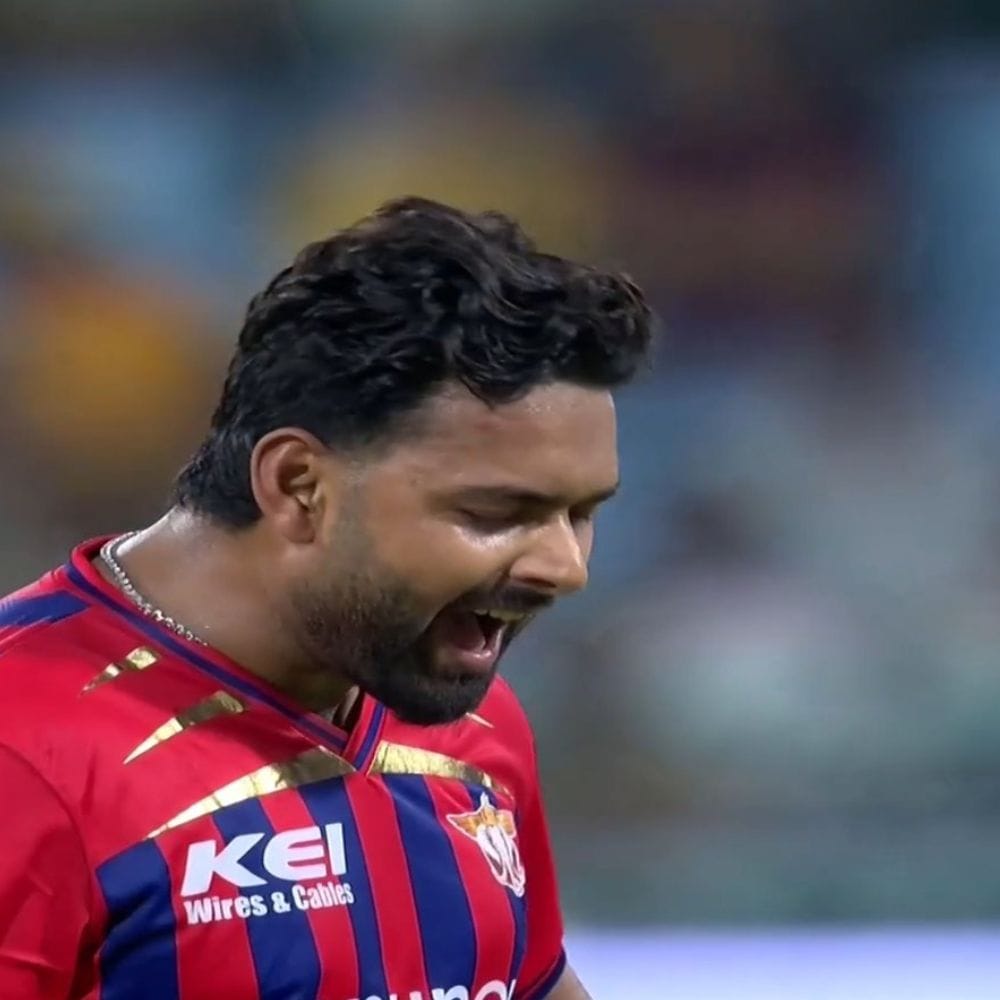 இருப்பினும், முகேஷ் குமார் பிடிக்காததும் டெல்லி கேபிடல்ஸ் அணிக்கு சாதகமாகவே அமைந்தது. மார்ஷ் வீசிய பந்து முகேஷின் கையில் பட்டு, நான்-ஸ்ட்ரைக்கர் விக்கெட்டைத் தாக்கியது. இதற்கிடையில், நான்-ஸ்ட்ரைக்கில் இருந்த பண்ட், கிரீஸை விட்டு வெளியேறியதால் ரன் அவுட் ஆனார். இதனால், பண்ட் தனது இன்னிங்ஸில் 9 பந்துகளில் 1 பவுண்டரி உட்பட 7 ரன்கள் எடுத்து ஆட்டமிழந்தார்.