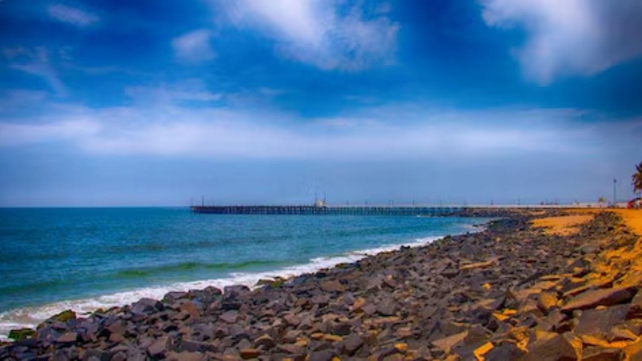 தமிழகத்தில்  கோடை விடுமுறை தொடங்கிவிட்டது.  இதனால் ஏராளமான பொதுமக்கள் எங்கு சுற்றுலா செல்லலாம் என்று  திட்டம் தீட்ட தொடங்கி இருப்பார்கள்.  அவ்வாறு சுற்றுலா செல்லும்  பொதுமக்கள்  பெரும்பாலும் தமிழக பகுதிகளில் உள்ள  சுற்றுலா தலங்களுக்கு மட்டுமே  முன்னுரிமை அளிப்பார்கள்.  இதை தவிர்த்து,  தமிழகத்தின் அருகிலேயே  அமைந்துள்ள ஃபாரின் நகரமான புதுச்சேரி மாநிலத்த்துக்கு சுற்றுலா சென்று வரலாம். இந்த மாநிலத்தில்,  ஒயிட் டவுன்  என்ற பகுதி  மிகவும் பிரபலமாக விளங்கி வருகிறது.