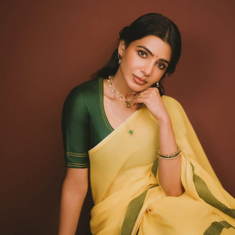 அந்த வகையில் இவர்கள் இருவருமே தளபதி விஜய்யுடன் படங்களில் ஜோடியாக நடித்திருக்கிறார்கள் என்பது குறிப்பிடத்தக்கது. இந்நிலையில் சமீபத்தில் கீர்த்தி சுரேஷிற்கு குடிப்பழக்கம் இருப்பதாக வட்டாரங்களில் தகவல்கள் வெளியாகிவருகிறது. அது குறித்து நேர்காணல் ஒன்றில் பேசிய சமந்தா, ரகசியம் உடைத்துள்ளார். அது என்னவென்றால், கீர்த்தி சுரேஷிற்கு குடிப்பழக்கம் இல்லையாம்.