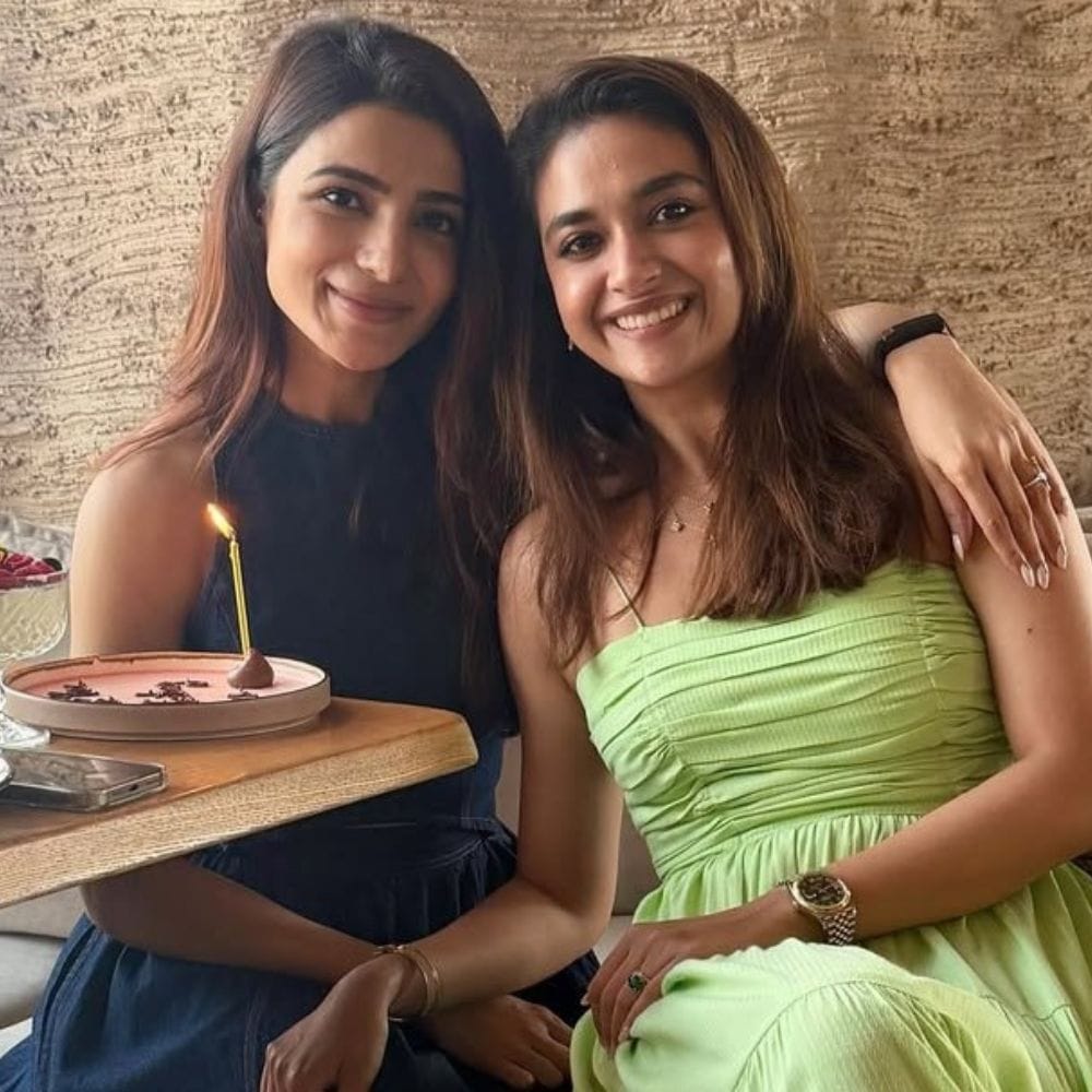 மேலும் கீர்த்தி சுரேஷ், ஒரு நொடிக்கும் குறைவான நேரத்திலே ரைமின் காமெடி வசனம் பேசி, நம்மையும் டேமேஜ்-ம் செய்துவிடுவார். எனக்கு தெரிந்தவர்களின், அதிகம் சிரிக்கவைக்கும் பெண் அவர்தான் என அந்த நேர்காணலில் நடிகை சமந்தா ரூத் பிரபு தெரிவித்திருந்தார் என்பது குறிப்பிடத்தக்கது.