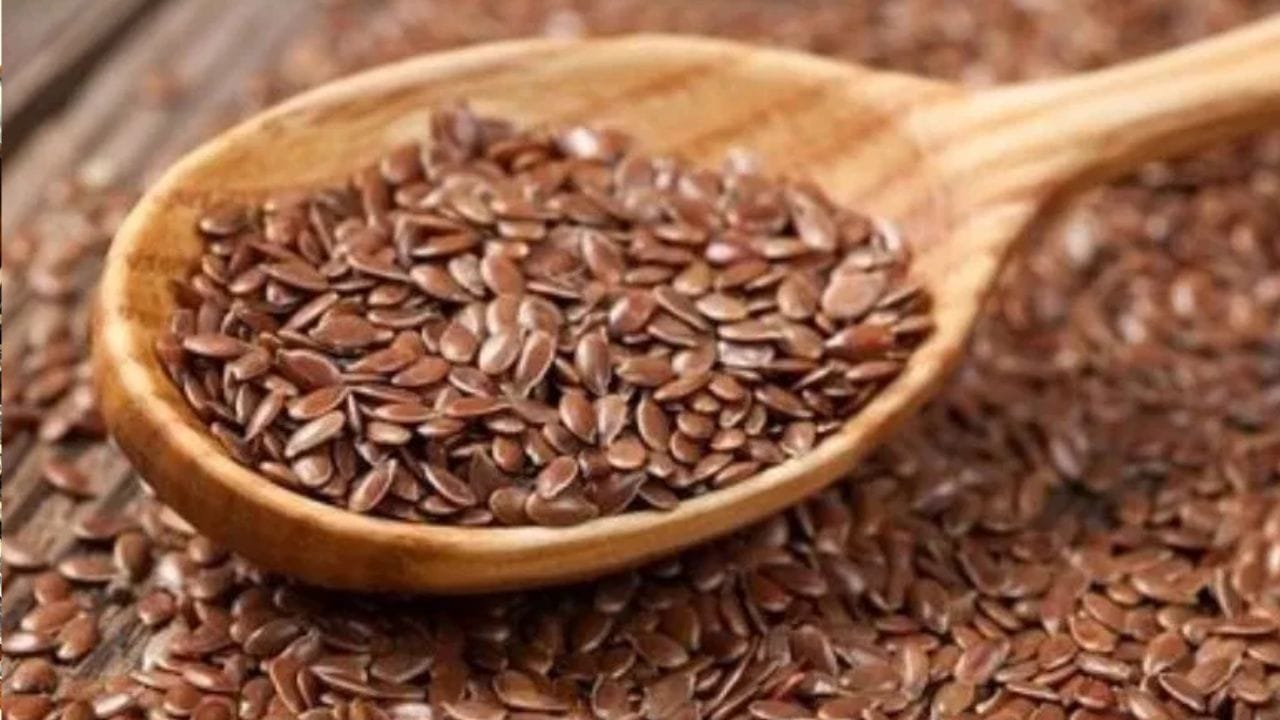 உடல் எடையைக் குறைக்க விரும்பும் பலர் இன்று விரும்பிச் சாப்பிடும் முக்கிய விதை 'சியா விதை' ஆகும். ஒமேகா-3 கொழுப்பு அமிலங்கள் மற்றும் நார்ச்சத்து ஆகியவை நிறைந்துள்ள இவை, இரத்தச் சர்க்கரை அளவைக் கட்டுப்படுத்துவதற்கும், இதய ஆரோக்கியத்தை மேம்படுத்துவதற்கும் மிகவும் உதவுகின்றன. இவற்றைத் தண்ணீரில் அல்லது பழச்சாறில் சுமார் பத்து முதல் பதினைந்து நிமிடங்கள் ஊறவைத்த பின்னரே சாப்பிட வேண்டும். மேலும், இவற்றை ஒரு தேக்கரண்டிக்கு மேல் அதிகமாகச் சாப்பிடக்கூடாது.