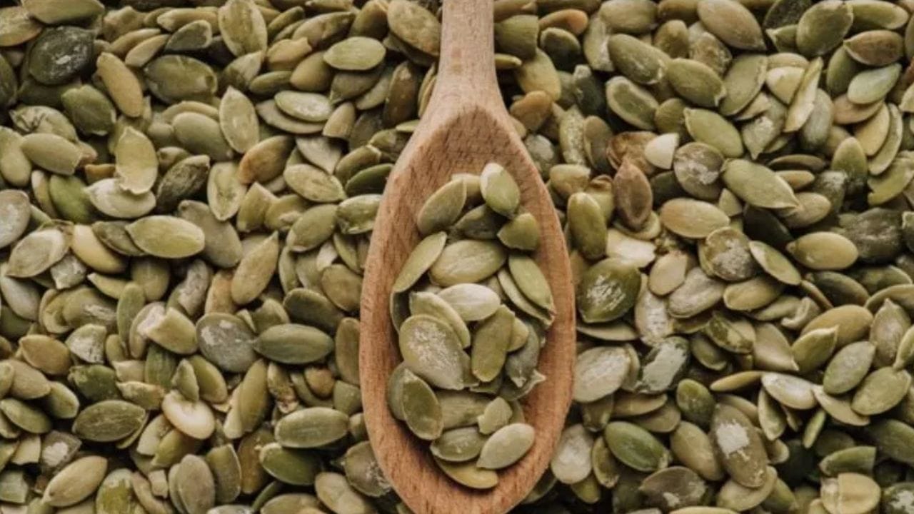 நோய் எதிர்ப்பு சக்தியை அதிகரிக்க விரும்புவோருக்கு மிகவும் ஏற்ற விதைகள் பூசணி விதைகளே ஆகும். இவற்றில் துத்தநாகம் மற்றும் மெக்னீசியம் ஆகிய சத்துக்கள் நிறைந்துள்ளன. இவை தூக்கமின்மைப் பிரச்சினையைத் தீர்க்கவும், ஆழ்ந்த உறக்கத்தைப் பெறவும் உதவுவதுடன், ஆண்களின் புராஸ்டேட்  சுரப்பியின் ஆரோக்கியத்தையும் மேம்படுத்துகின்றன. இவற்றைத் தனியாகவோ அல்லது சாலட்களில் சேர்த்தோ சாப்பிடுவது மிகவும் நல்லது.