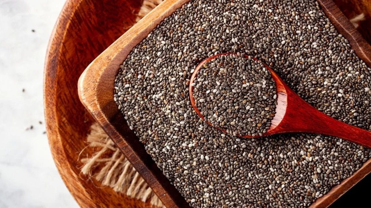 ஆளி விதைகள் என்பவை இன்று நம் நாட்டில் மிகவும் பிரபலமான விதைகளாகும். கொலஸ்ட்ரால் அளவைக் குறைப்பதற்கும், ஹார்மோன் சமநிலையைப் பேணுவதற்கும் ஆளி விதைகள் மிகவும் சிறந்தவை. சருமம் மற்றும் முடியின் ஆரோக்கியக்கியத்திற்கு ஆளி விதைகள் பெரிதும் உதவுகின்றன. மேலும், இவை ஒட்டுமொத்த உடல்நலத்திற்கும் மிகவும் நன்மை பயக்கக்கூடியவை. இவற்றில் உள்ள ஊட்டச்சத்துக்களை உடல் முழுமையாக உறிஞ்சிக்கொள்ளும் வகையில், இவற்றை முழுமையாகச் சாப்பிடுவதற்குப் பதிலாக, லேசாக வறுத்து அரைத்துச் சாப்பிடுவது சிறந்தது.