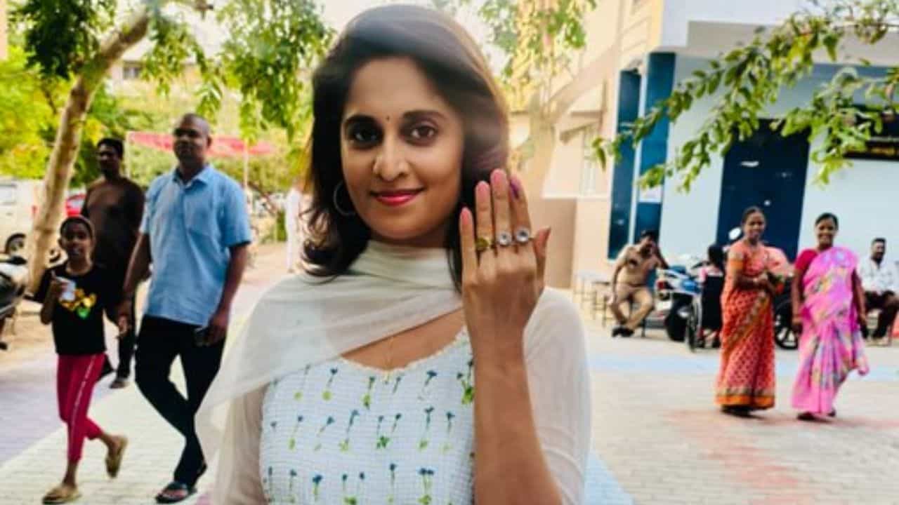 காலையில் கணவர்... மாலையில் மனைவி... ஜன நாயக கடமையை ஆற்றிய நடிகை ஷாலினி அஜித் குமார்