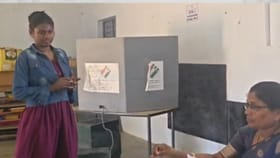Tamil Nadu Election Voting: தேர்தலை புறக்கணித்த கிராம மக்கள்.. தனி ஆளாக வாக்களித்த இளம் பெண்.....