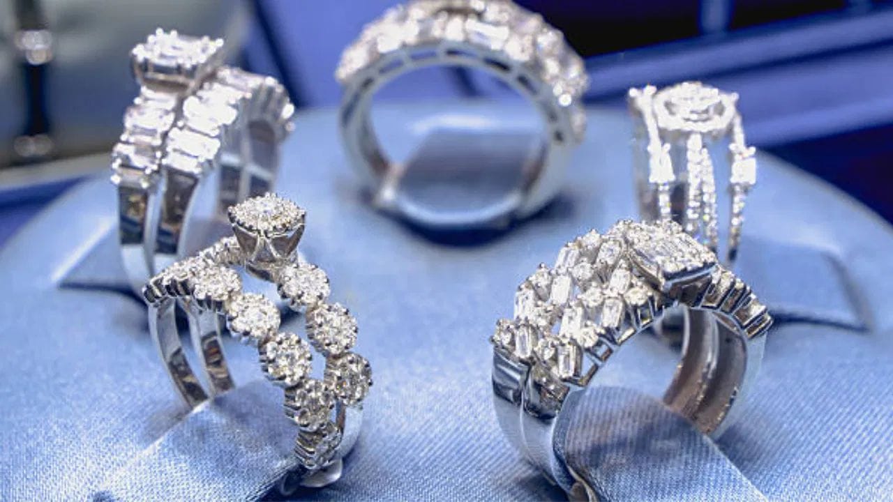 பொதுவாகவே தங்கம் மற்றும் வெள்ளி சிறந்த லாபத்தை கொடுக்கும் முதலீடாக உள்ளது. இதன் காரணமாக பலரும் தங்கம், வெள்ளியில் முதலீடு செய்வதை வழக்கமாக கொண்டுள்ளனர். இந்த நிலையில் 2025 ஆம் ஆண்டு அட்சய திருதியை உடன் ஒப்பிட்டு பார்க்கையில் தங்கம் மற்றும் வெள்ளி எவ்வளவு லாபத்தை கொடுத்துள்ளது என்பது குறித்து தெரிந்துக்கொள்ளலாம்.