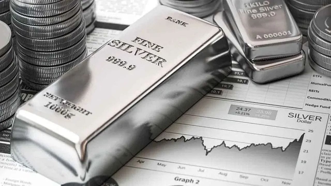 வெள்ளி விலை எடுத்துக்கொண்டால் ஏப்ரல் 30, 2026 அன்று ஒரு கிலோ வெள்ளி ரூ.1 லட்சத்திற்கு விற்பனை செய்யப்பட்டது. இதுவே தற்போது ரூ.2,80,000-க்கு விற்பனை செய்யப்படுகிறது. இதன் மூலம் 2025-ல் வெள்ளி வாங்கியவர்கள் சுமார் 170 சதவீதம் லாபத்தை கண்டுள்ளனர்.