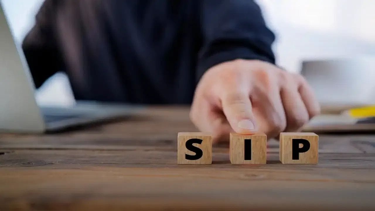 உதாரணமாக ஏ என்ற நபர் தனது 30 வயதில் எஸ்ஐபி முதலீட்டை தொடங்குகிறார். இதுவே பி என்ற நபர் தனது 25 வயதில் எஸ்ஐபி முதலீட்டை தொடங்குகிறார். இவர்கள் இருவருமே மிக சரியாக, சீராக எந்த வித தடைகளும் இன்றி இலக்கை நோக்கி முதலீடு செய்து வருகின்றனர். இவர்கள் முதலீடு செய்வது ஒரே மாதிரியாக தான் இருக்கும். ஆனால், இவர்கள் முதலீட்டின் முடிவில் தான் மிகப்பெரிய வித்தியாசம் தெரியும்.