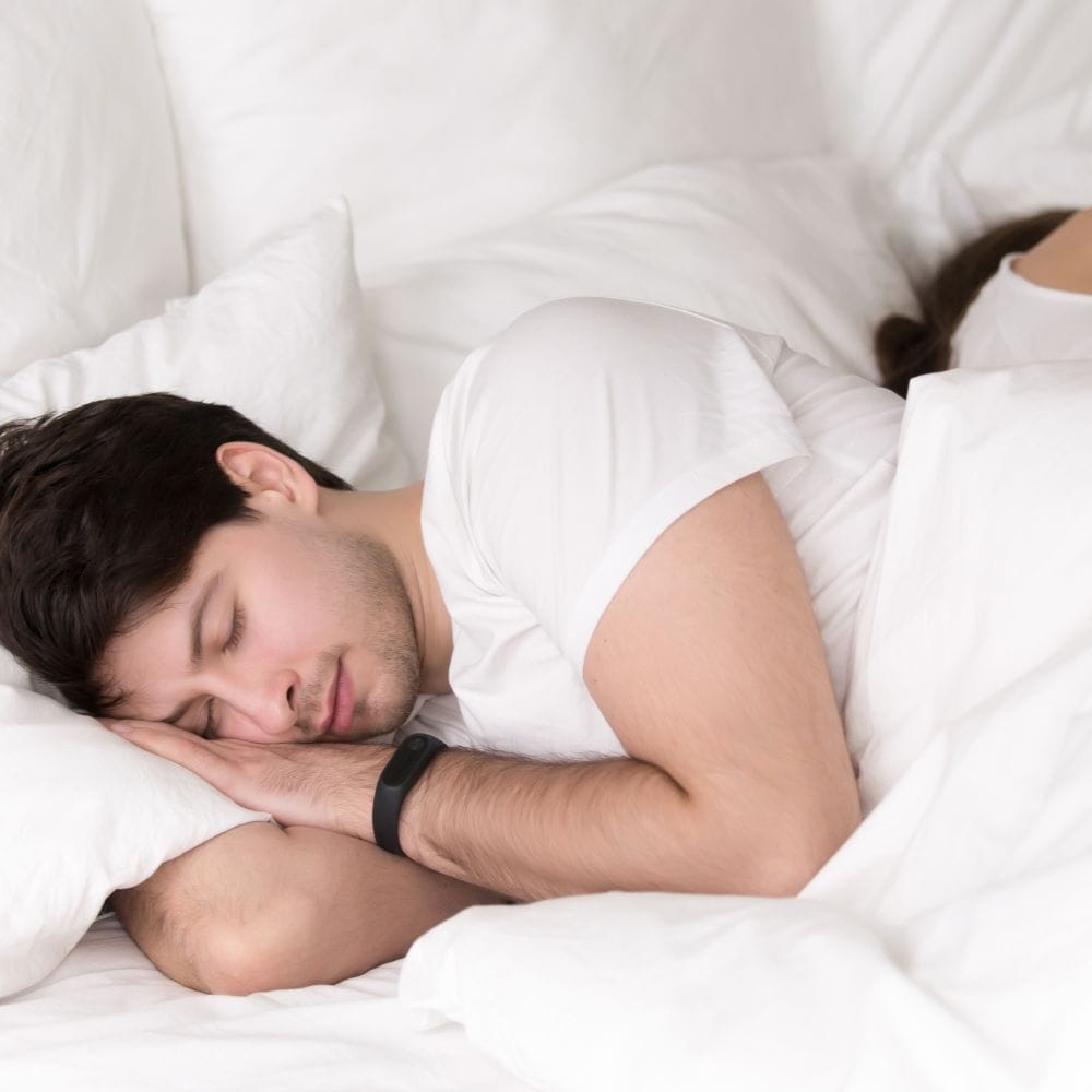 இரவில் மின்விசிறியைப் பயன்படுத்தும்போது, ​​ஒரு கிண்ணத்தில் பனிக்கட்டிகளையோ அல்லது குளிர்ந்த நீரையோ போடுங்கள். இது காற்றைக் குளிர்ச்சியாக உணர வைக்கும். வெப்பம் குறையும். உங்களுக்கு நல்ல உறக்கம் கிடைக்கும்.