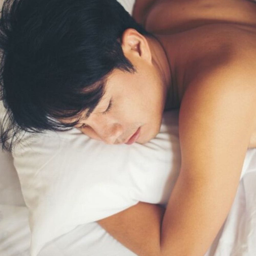 இரவில் உறங்கச் செல்வதற்கு முன், வெதுவெதுப்பான அல்லது சற்றே குளிர்ந்த நீரில் குளிக்கவும். இவ்வாறு செய்வதால் உங்கள் உடல் வெப்பநிலை குறைந்து, எளிதாக உறங்க முடியும்.