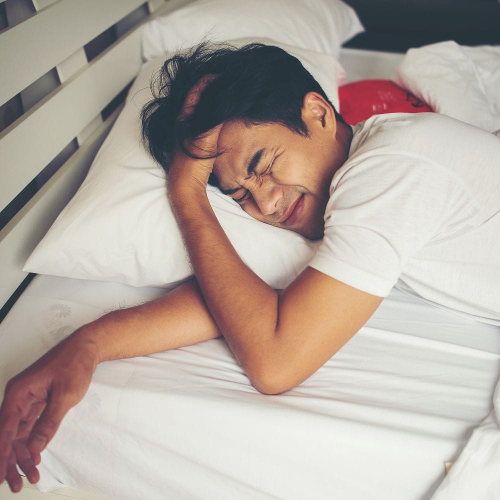 இரவில் அறையைக் குளிர்ச்சியாக வைத்திருக்க, பகல் நேரத்தில் சில முன்னெச்சரிக்கை நடவடிக்கைகளை எடுக்க வேண்டும். அறைக்குள் அதிகப்படியான வெப்பம் நுழைவதைத் தடுக்க, பகல் நேரங்களில் திரைச்சீலைகளை மூடி வைக்கவும். மேலும், இரவு நேரக் காற்று சற்று குளிர்ந்த பிறகு ஜன்னல்களைத் திறந்தால், அறையும் குளிர்ச்சியடையும்.