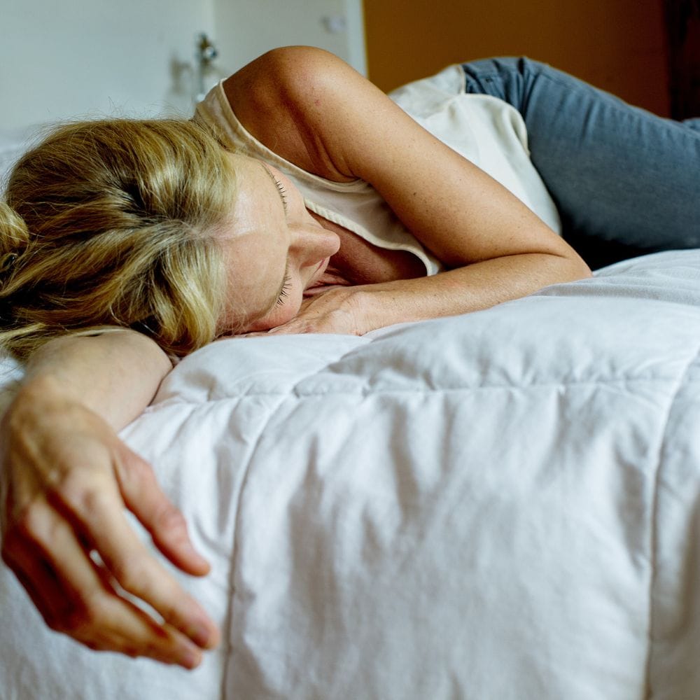 இரவில் இறுக்கமான, அடர் நிற ஆடைகளை அணியாமல் இருப்பது நல்லது. தளர்வான பருத்தி ஆடைகளை அணிவது வியர்வையைக் குறைத்து, உங்களுக்கு சௌகரியமாக இருக்கும்.