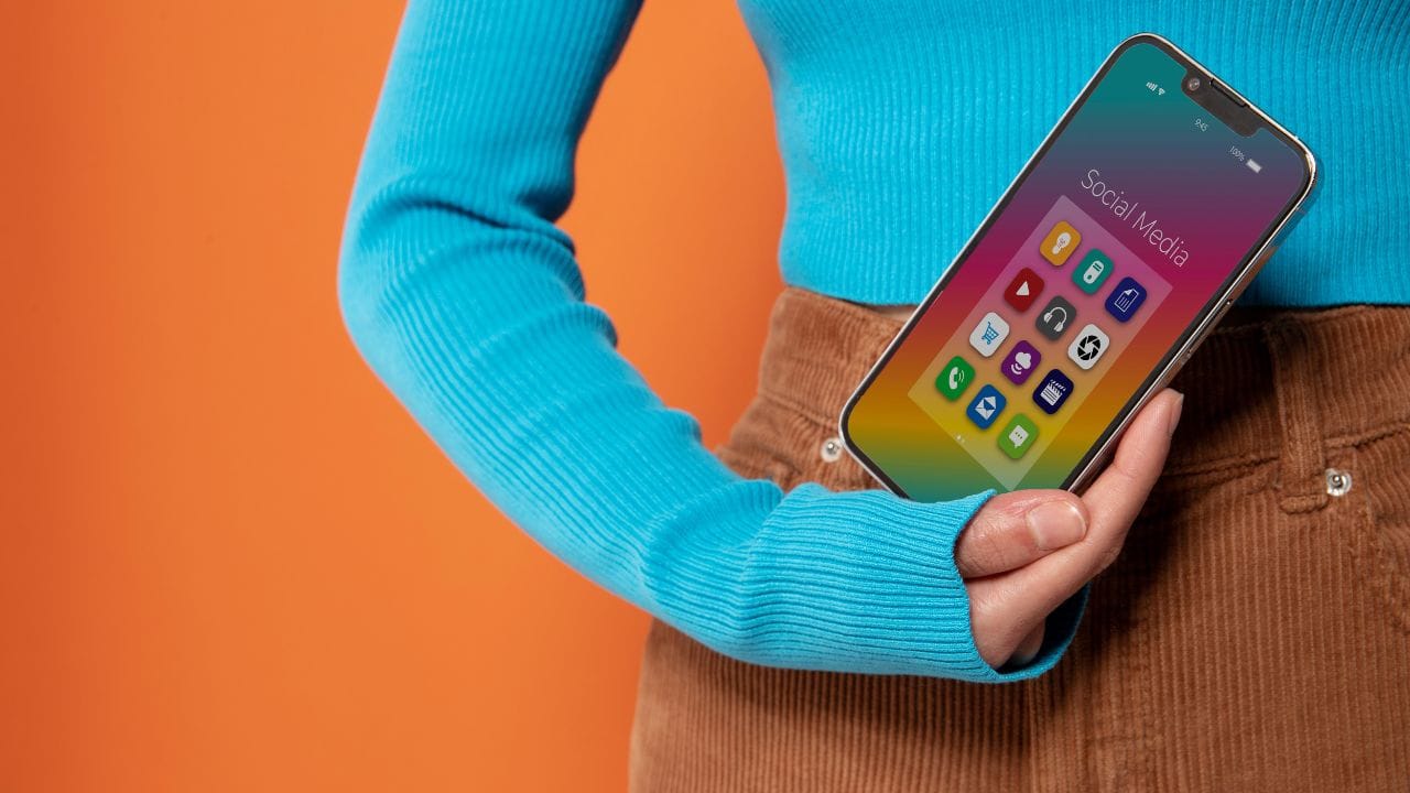 ஸ்மார்ட்போன்கள் தண்ணீரில் விழுந்தால் வேலை செய்ய முடியாமல் போகும் வாய்ப்பு உள்ளது. இதன் காரணமாக ஸ்மார்ட்போன்கள் தண்ணீரில் விழுந்தால் உடனே அவற்றை எப்படியாவது சரி செய்துவிட வேண்டும் என பலரும் சில தவறான செயல்களை செய்வர். இந்த நிலையில், ஸ்மார்ட்போன் தண்ணீரில் விழுந்தால் செய்ய கூடாத விஷயங்கள் குறித்து விரிவாக பார்க்கலாம். 
