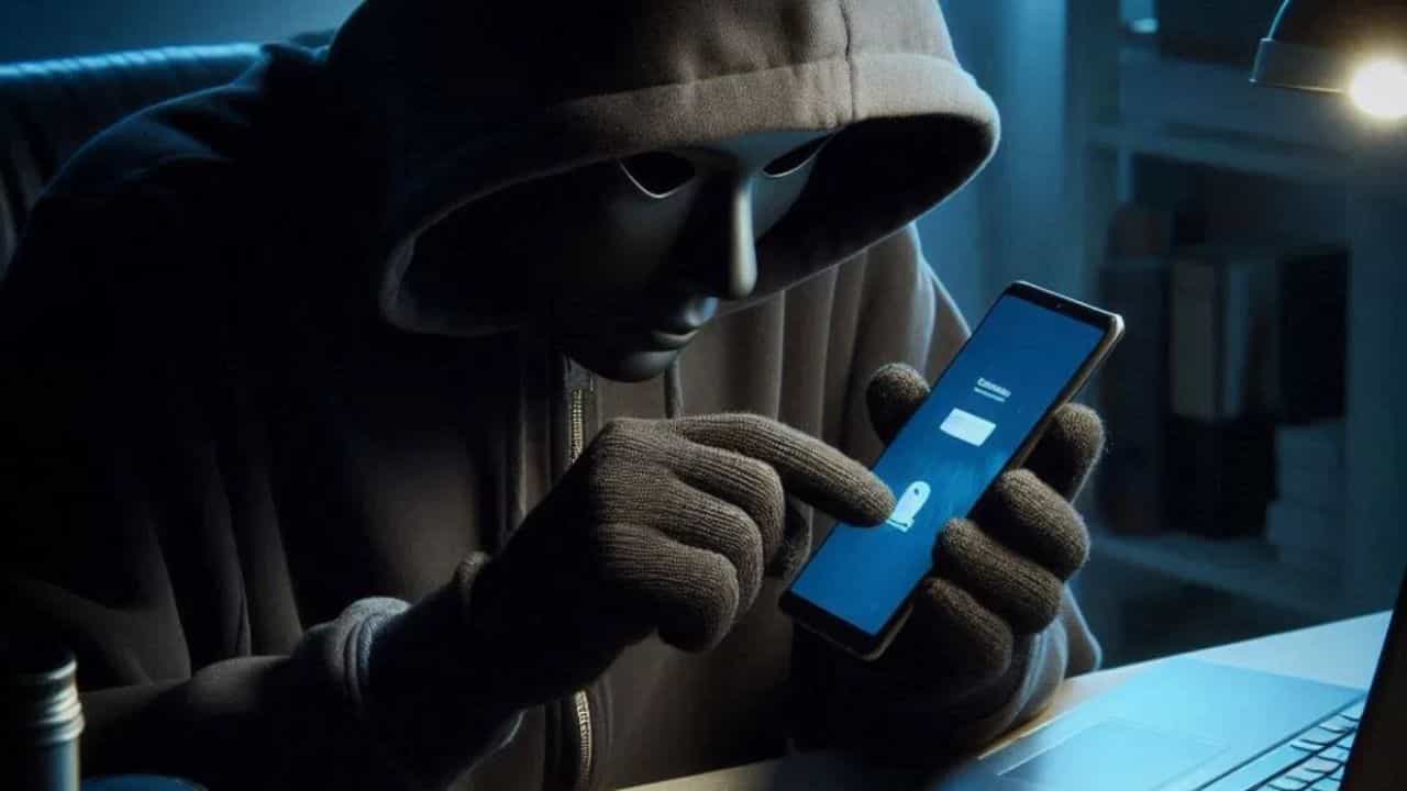 உங்கள் போனை வேறு யாரும் கண்காணிக்கிறார்களா? எப்படி தெரிந்துகொள்வது?