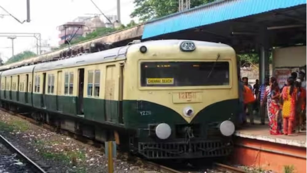 ஒரே தண்டவாளத்தில் வந்த இரு ரயில்கள்: தெறித்து ஓடிய பயணிகள்!