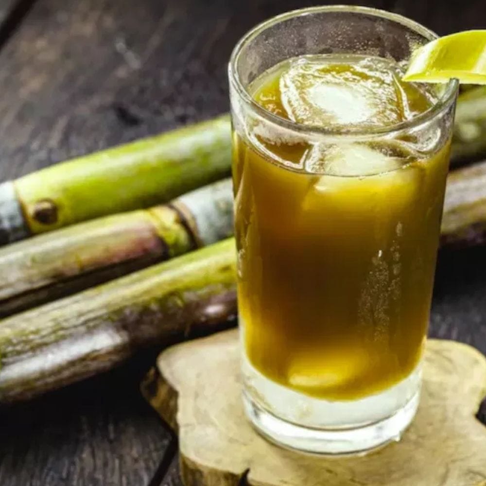 மேலும், கரும்பு ஜூஸை கொழுப்பு கல்லீரல், உடல் பருமன் அல்லது வளர்சிதை மாற்றப் பிரச்சனைகள் உள்ளவர்கள் இதன் நுகர்வைக் கட்டுப்படுத்த வேண்டும். அதிகப்படியான சர்க்கரை, உடலில் கொழுப்பு சேர்வதற்குக் காரணமாகி, ஆரோக்கியத்தைப் பாதகமாகப் பாதிக்கும்.