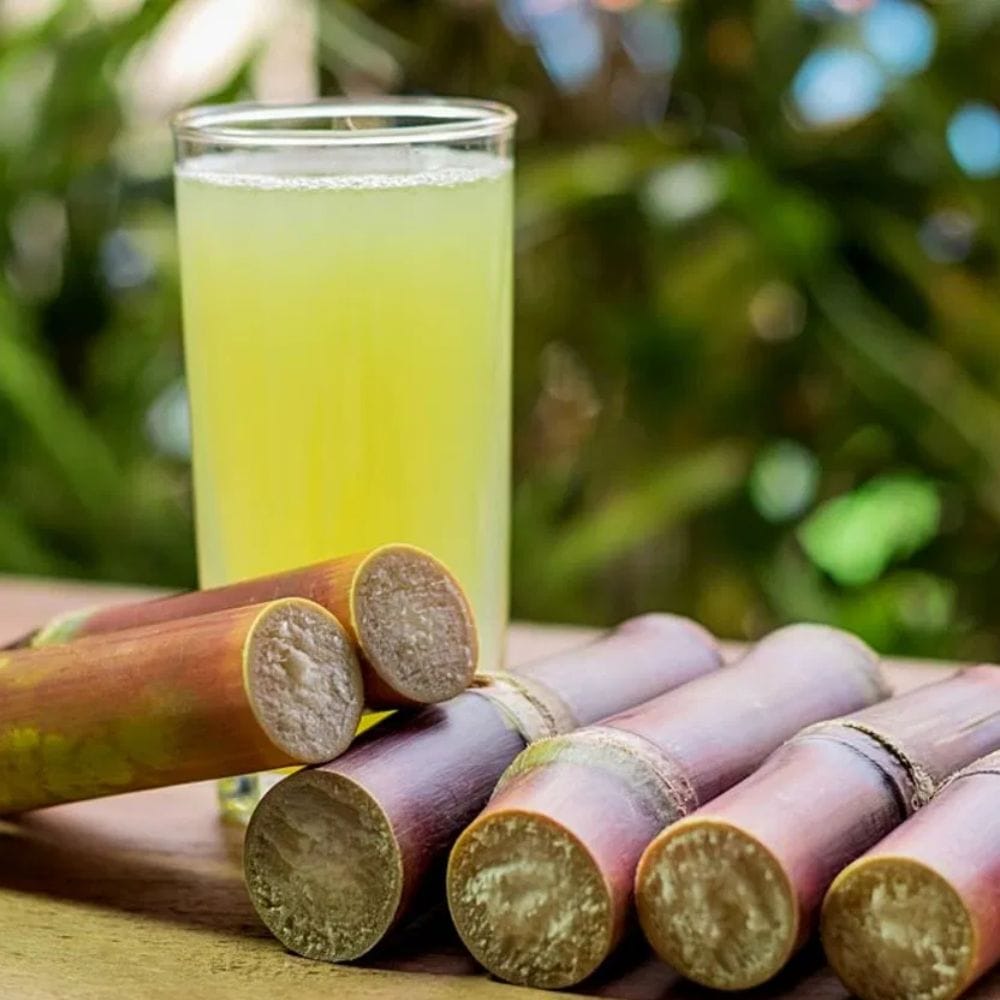 கரும்புச் சாறுடன் தொடர்புடைய மற்றொரு முக்கிய ஆபத்து அதன் தூய்மையின்மையாகும். பெரும்பாலும், இந்தச் சாறு திறந்தவெளியில் தயாரிக்கப்படுகிறது, அங்கு இயந்திரங்கள், பனிக்கட்டி, தண்ணீர் மற்றும் கண்ணாடிகள் முறையாக சுகாதாரமாக இருப்பதில்லை. மருத்துவர்களின் கூற்றுப்படி, சாறு தயாரிக்கப் பயன்படுத்தப்படும் இயந்திரங்கள் அல்லது பனிக்கட்டி சுத்தமாக இல்லாவிட்டால், பாக்டீரியாக்களும் வைரஸ்களும் உடலுக்குள் நுழையக்கூடும். இது டைபாய்டு, காலரா மற்றும் ஹெபடைடிஸ் போன்ற நீரினால் பரவும் நோய்களின் அபாயத்தை அதிகரிக்கிறது.