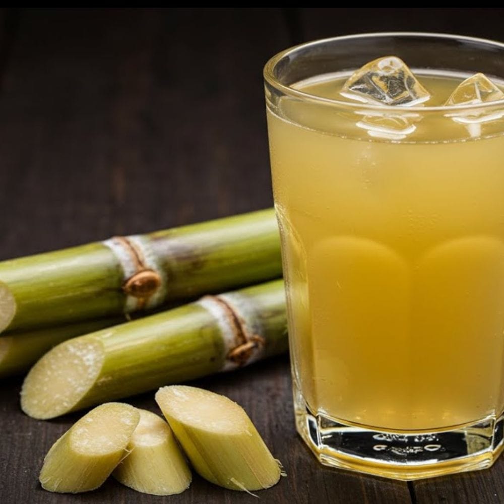 கரும்பில் இருந்து ஜூஸ் எடுக்கும்போது, அதில் உள்ள நார்ச்சத்து கிட்டத்தட்ட முழுவதுமாக நீக்கப்பட்டுவிடுகிறது. இந்த நார்ச்சத்துதான், பொதுவாக உடல் சர்க்கரையை உறிஞ்சும் வேகத்தைக் குறைக்கிறது. எனவே, கரும்புச் சாறு அருந்துவது இரத்தச் சர்க்கரையின் அளவை வேகமாக அதிகரிக்கச் செய்யலாம். இதனால்தான் இது நீரிழிவு நோயாளிகளுக்குப் பாதுகாப்பானதாக பார்க்கப்படுவதில்லை.