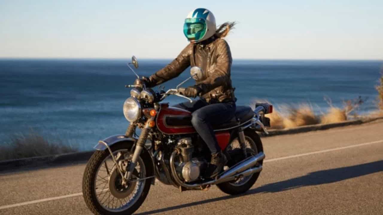 கொளுத்துற வெயில்ல பைக் ஓட்டுவீங்களா? உஷார்.. இதையெல்லாம் கவனிங்க!