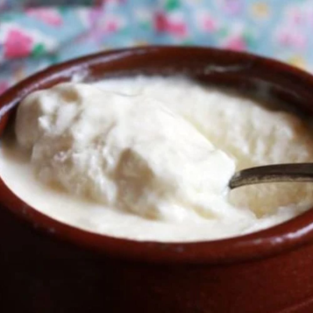 உங்கள் அன்றாட உணவில் தயிரைச் சேர்ப்பதற்கான மிக முக்கிய காரணம், செரிமானத்தை மேம்படுத்துவதே ஆகும். ஒரு புரோபயாடிக் உணவாக, தயிரில் உள்ள உயிருள்ள நுண்ணுயிரிகள் வயிற்றில் உள்ள அமில அளவைச் சமநிலைப்படுத்த உதவுகின்றன. இதனால், இது அஜீரணக் கோளாறுக்கு ஒரு சிறந்த தீர்வாக அமைகிறது.