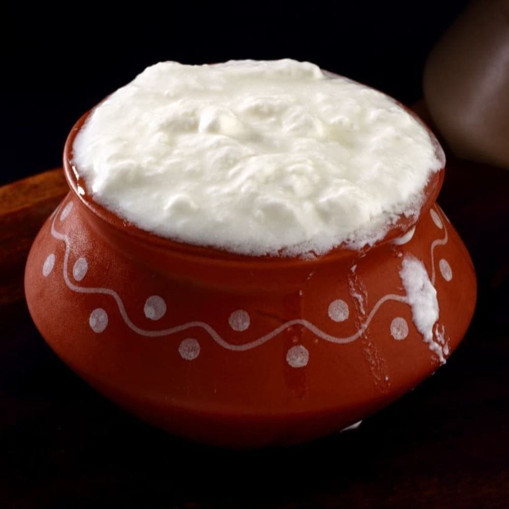 எலும்புகளை ஆரோக்கியமாக வைத்திருப்பதில் தயிர் முக்கிய பங்கு வகிக்கிறது. எலும்புகளின் வலிமைக்கு அவசியமான கூறுகளான கால்சியம் மற்றும் பாஸ்பரஸ் இதில் நிறைந்துள்ளன. தயிரை தொடர்ந்து உட்கொள்வது எலும்பு முறிவுகள் மற்றும் கீல்வாதம், ஆஸ்டியோபோரோசிஸ் போன்ற எலும்பு தொடர்பான நோய்களின் அபாயத்தைக் குறைக்கும்.