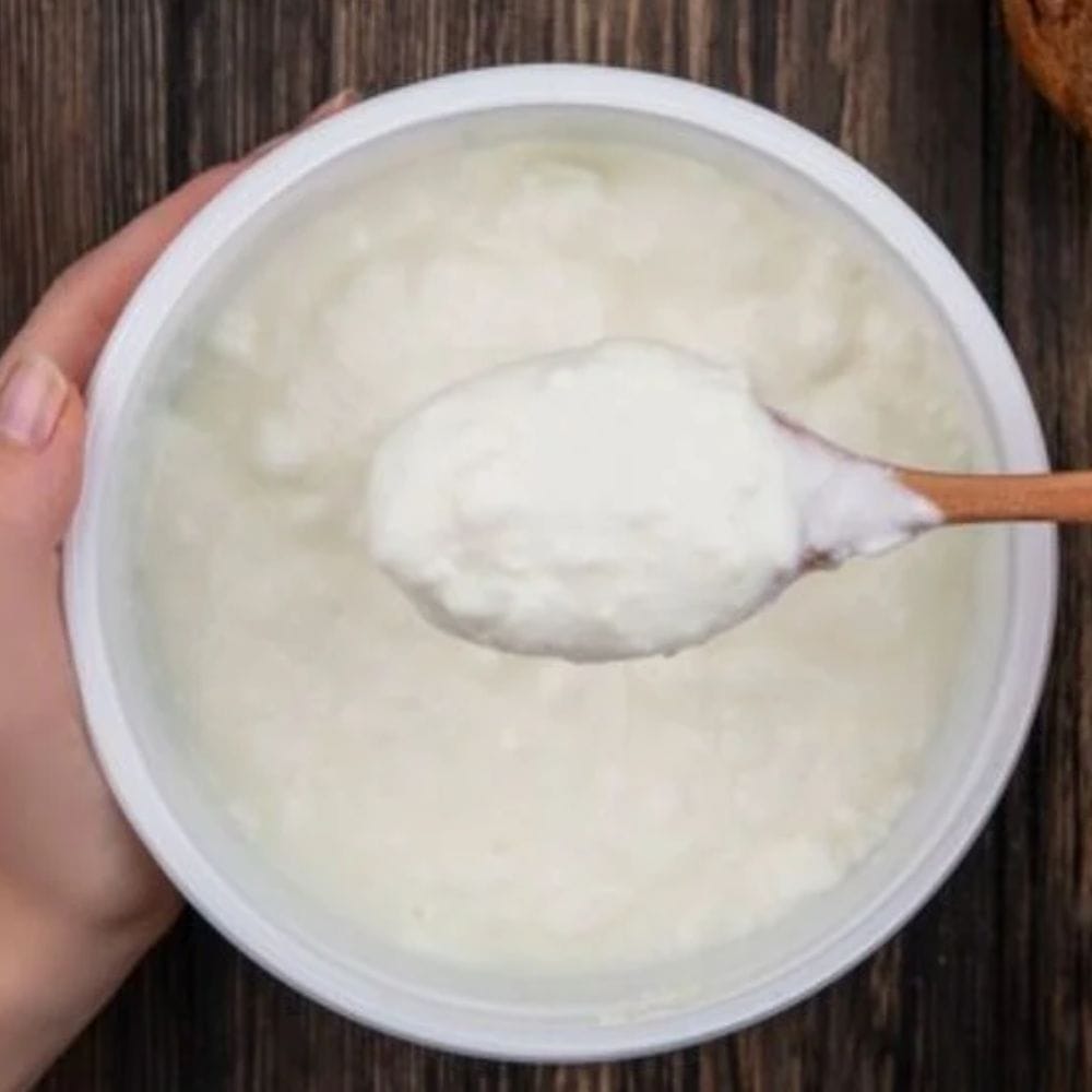 தயிர் தயாரிக்க பாக்டீரியாக்கள் பாலில் உள்ள லாக்டோஸை லாக்டிக் அமிலமாக மாற்றுகின்றன, இதுவே தயிருக்கு அதன் தனித்துவமான புளிப்புச் சுவையை அளிக்கிறது. அந்தவகையில், கோடை காலத்தில் தயிரை தினந்தோறும் எடுத்து கொள்வது நீர்ச்சத்து குறைப்பாட்டை சரிசெய்ய உதவும். உடலுக்கு தேவையான ஆற்றலையும் கொடுக்கும்.