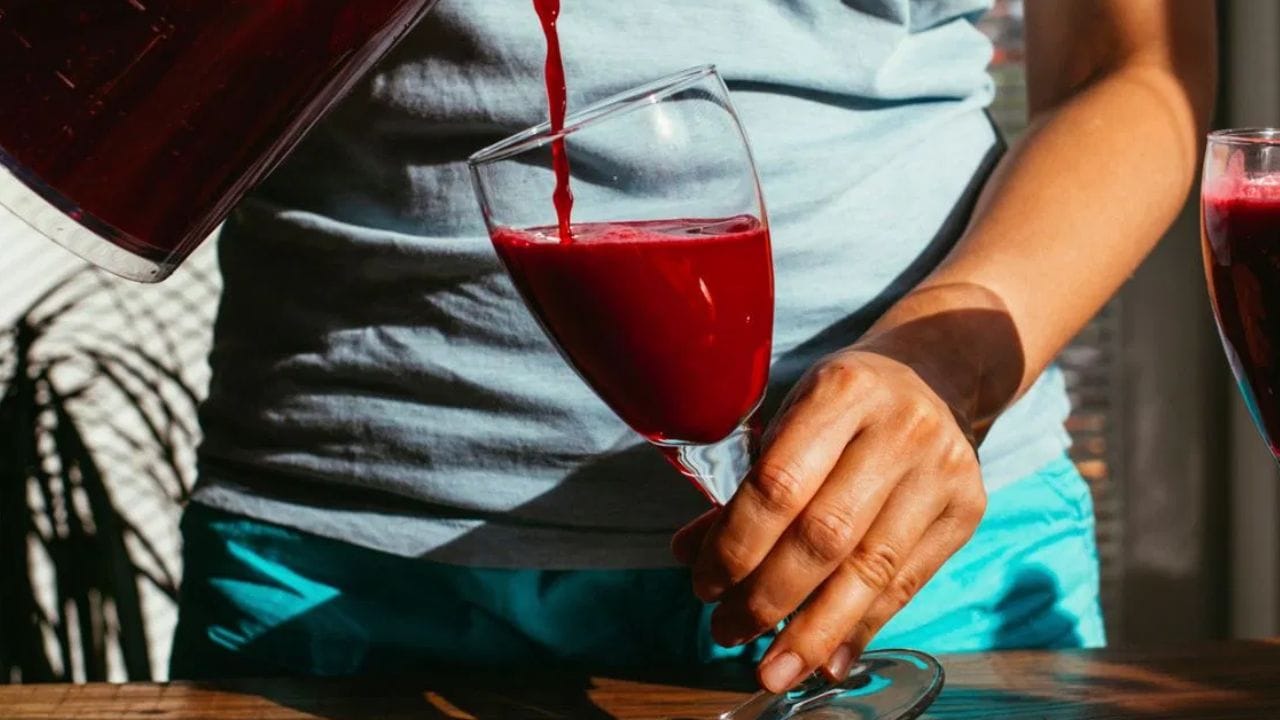 பீட்ரூட்டில்  ஃபோலேட், ஆன்டிஆக்ஸிடன்ட்கள் மற்றும் இரும்புச்சத்து உள்ளிட்ட ஏராளமான ஊட்டச்சத்துக்கள் நிறைந்துள்ளன. இதன் ஜூஸைக் குடிப்பதால் உச்சந்தலையில் இரத்த ஓட்டம் மேம்படுகிறது, இதன் மூலம் முடியின் வேர்களுக்கு போதுமான ஊட்டச்சத்துக்களும் ஆக்ஸிஜனும் கிடைப்பதை உறுதி செய்கிறது. இதன் விளைவாக, இது முடி வளர்ச்சியைத் தூண்டி, இயற்கையான பளபளப்பைப் பராமரிக்க உதவுகிறது.