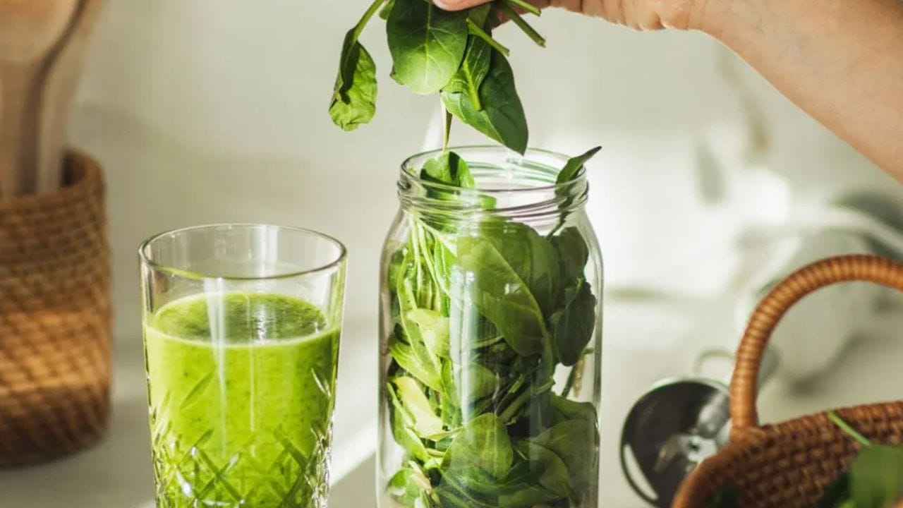 இரும்புச்சத்து குறைபாட்டால் பாதிக்கப்பட்டவர்களுக்கு, கீரை மற்றும் ஆப்பிள்  ஜூஸ் ஒரு சிறந்த பானமாக அமைகிறது. மேலும், இது வைட்டமின்கள் ஏ மற்றும் சி-யை வழங்குகிறது, இவை உச்சந்தலையில் இரத்த ஓட்டத்தை மேம்படுத்தி, சரும எண்ணெய் உற்பத்தியை திறம்பட கட்டுப்படுத்த உதவுகின்றன.