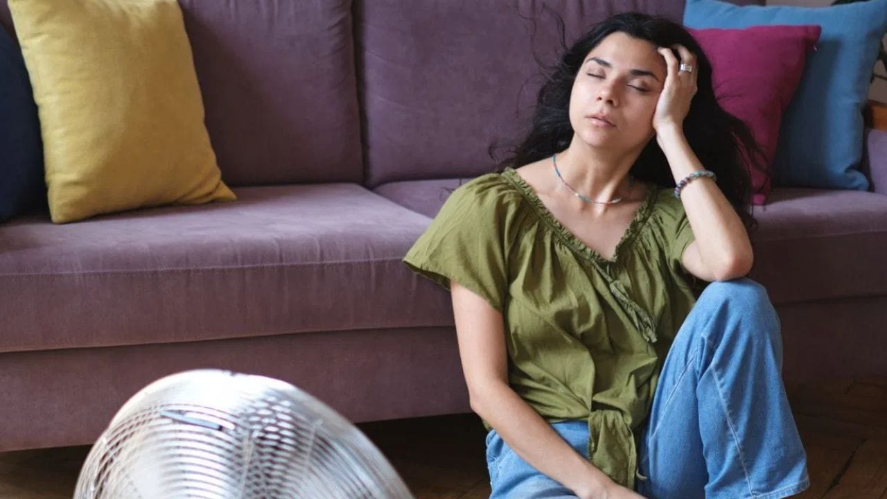 சுட்டெரிக்கும் வெப்பம், கடும் சூரிய ஒளி மற்றும் வெப்ப அலைகளின் தாக்கம் நமது சருமத்தை மட்டுமல்லாமல், நமது முடியையும் கடுமையாகப் பாதிக்கிறது. இருப்பினும், கோடைக்காலத்தில் வீட்டை விட்டு வெளியே செல்வதைத் முழுமையாகத் தவிர்ப்பது அனைவருக்கும் சாத்தியமான ஒரு வழி அல்ல. எனவே, உங்கள் முடி தன் பொலிவை இழப்பதைத் தடுக்க, உடலுக்குப் போதுமான நீர்ச்சத்தை அளிப்பது மிகவும் அவசியமாகும். சுட்டெரிக்கும் கோடை வெப்பத்திற்கு மத்தியிலும், உங்கள் முடியை இயற்கையாகவே ஆரோக்கியமாக வைத்திருக்க உதவும் ஆரோக்கியமான பானங்கள் எவை என்பது குறித்து பார்க்கலாம். 
