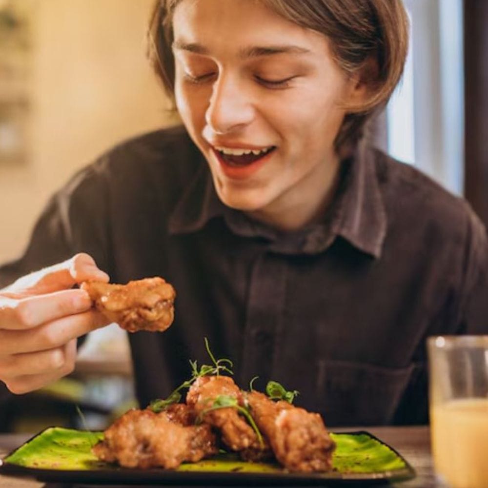 கோடை காலத்தில் இலகுவான மற்றும் எளிதில் செரிக்கும் உணவுகளை உண்ணுங்கள் . பொரித்த, காரமான மற்றும் எண்ணெய் நிறைந்த உணவுகள் உடல் சூட்டை அதிகரிக்கின்றன. உங்கள் உணவில் தயிர், சாலட், பாசிப்பயறு மற்றும் பச்சை காய்கறிகளைச் சேர்த்துக் கொள்ளுங்கள். காலையில் ஊறவைத்த பாதாம் மற்றும் வாழைப்பழங்களைச் சாப்பிடுவது உடனடி ஆற்றலை அளித்து, பலவீனத்தைப் போக்கும்.