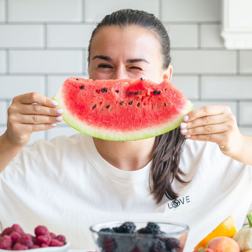 கோடை காலத்தில் நீரேற்றத்துடன் இருப்பது மிகவும் முக்கியம். நாள் முழுவதும் சிறிதளவு தண்ணீர் குடியுங்கள். தாகம் எடுக்கும் வரை காத்திருக்க வேண்டாம். இளநீர், எலுமிச்சை நீர், மோர் மற்றும் ORS போன்ற பானங்களையும் நீங்கள் அருந்தலாம். இவை அத்தியாவசிய தாதுக்கள் மற்றும் உப்புகளை மீண்டும் உடலுக்கு அளிக்கின்றன. மேலும், தர்பூசணி, முலாம்பழம், வெள்ளரிக்காய் மற்றும் ஆரஞ்சு போன்ற பழங்களைச் சாப்பிடுங்கள். ஏனெனில், அவற்றில் நீர்ச்சத்து நிறைந்துள்ளது. 