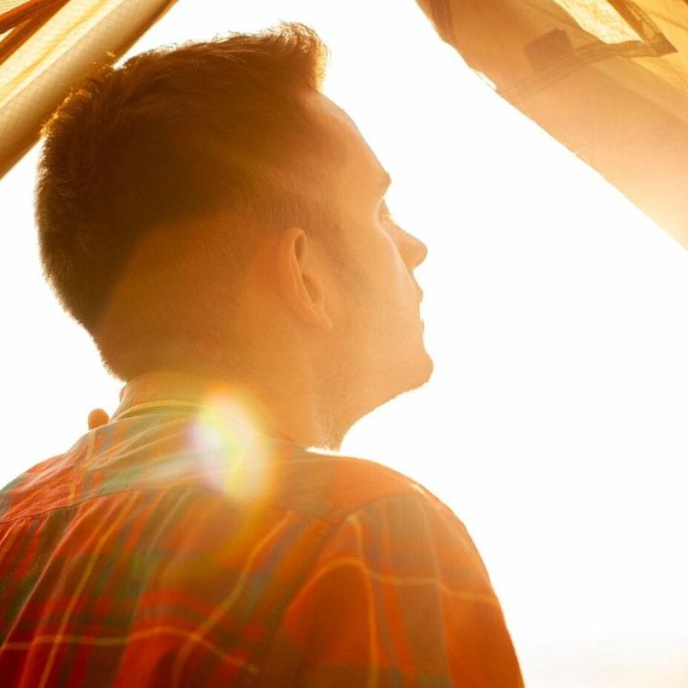 மதியம் 12 மணி முதல் மாலை 4 மணி வரை வெளியே செல்வதைத் தவிர்க்கவும், ஏனெனில் இந்த நேரத்தில் சூரியனின் வெப்பம் மிகவும் கடுமையாக இருக்கும். நீங்கள் கட்டாயம் வெளியே செல்ல வேண்டியிருந்தால், உங்கள் தலையைத் தொப்பி, சால்வை அல்லது குடை கொண்டு மூடிக்கொள்ளுங்கள். உங்கள் உடலைக் குளிர்ச்சியாக வைத்திருக்க உதவும், வெளிர் நிறத்திலான, தளர்வான பருத்தி ஆடைகளை அணியுங்கள்.