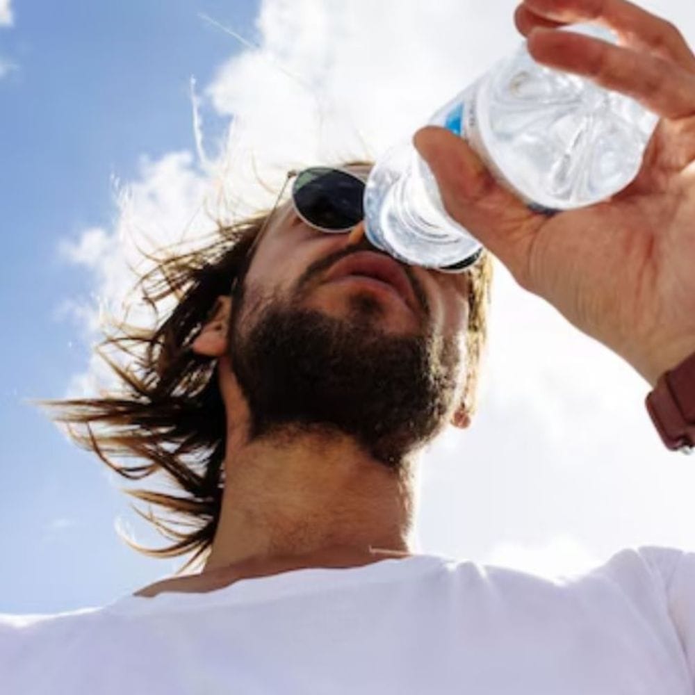 வெயிலில் இருந்து வந்தவுடன் உடனடியாகக் குளிர்ந்த நீரைக் குடிக்க வேண்டாம். சிறிது நேரம் ஓய்வெடுத்துவிட்டு, பிறகு அறை வெப்பநிலையில் உள்ள நீரைக் குடிக்கவும். வீட்டிற்குத் திரும்பியவுடன் உடனடியாகக் குளிப்பதையோ அல்லது ஆடை மாற்றுவதையோ தவிர்க்கவும். 5 முதல் 10 நிமிடங்கள் ஓய்வெடுத்த பிறகு மட்டுமே இதைச் செய்யவும். மேலும், வேலையிலிருந்து திரும்பியவுடன் நேராக ஏர் கண்டிஷனருக்குள் செல்வதற்குப் பதிலாக, முதலில் மின்விசிறியின் கீழ் அமர்ந்து உங்கள் உடல் வெப்பநிலை இயல்பு நிலைக்குத் திரும்ப அனுமதிக்கவும்.