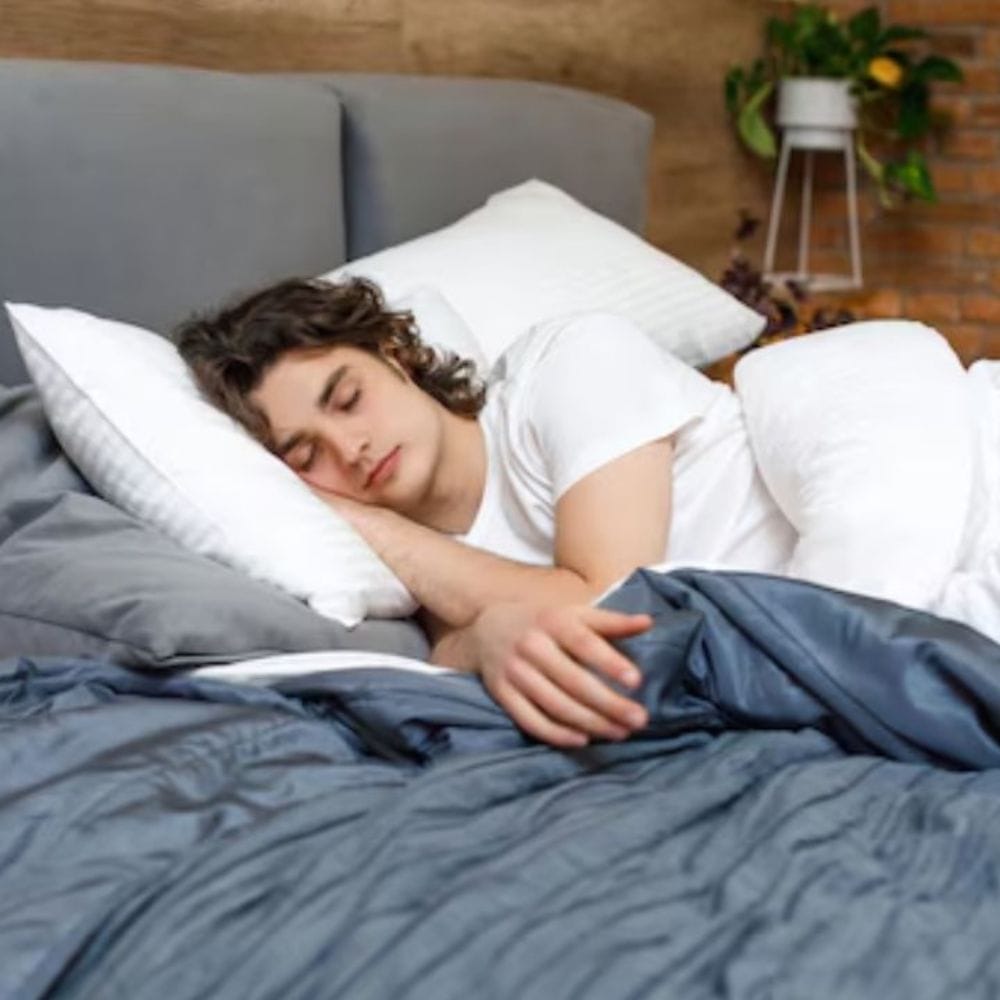 வெப்பத்தில் உடல் விரைவில் சோர்வடைவதால், போதுமான உறக்கம் பெறுவது மிகவும் அவசியம். நாள் முழுவதும் சுறுசுறுப்பாக இருக்க, ஒவ்வொரு இரவும் குறைந்தது 7 முதல் 8 மணி நேரம் உறங்குவதை உறுதிப்படுத்திக் கொள்ளுங்கள்.