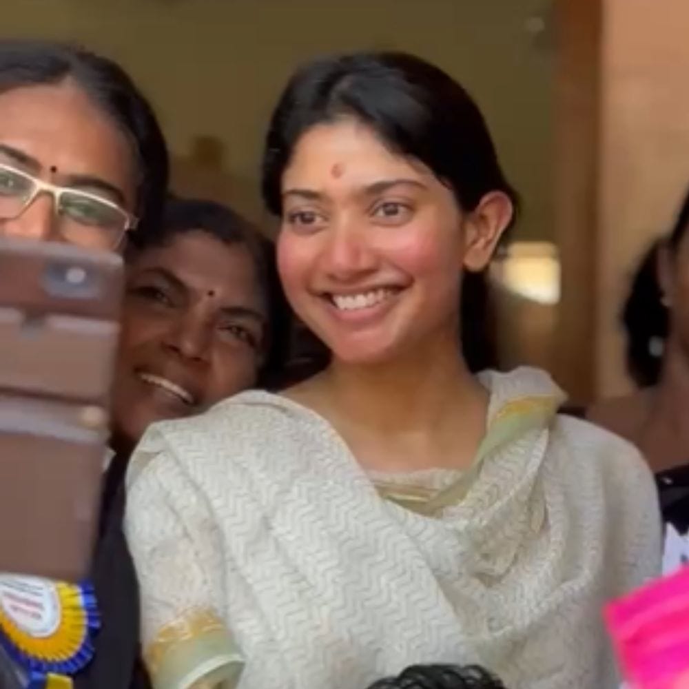 தமிழ் நாயகியாக இருந்தாலும், பாலிவுட் சினிமாவிலும் கலக்கிவருபவர் சாய்பல்லவி. இவர் 2026ம் ஆண்டு தேர்தலில் வாக்கு செலுத்தியுள்ளார். கோவை கவுண்டம்பாளையம் தொகுதி வாக்குச்சாவடியில், தனது ஜன நாயகக் கடமையில் செலுத்தியுள்ளார். பின் ரசிகர்களுடனும் புகைப்படம் எடுத்து மகிழ்திருந்தார்.