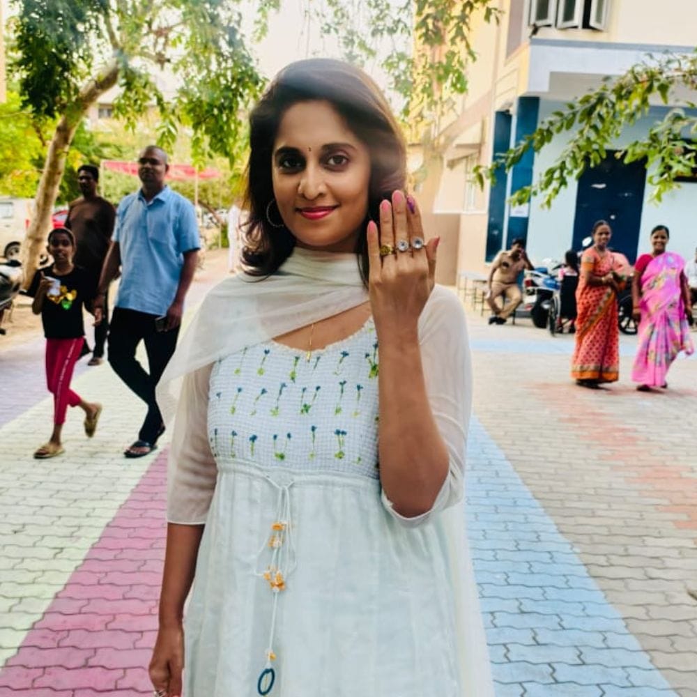 நடிகர் அஜித் குமார், காலையில் முதல் வாக்காக திருவான்மியூரில் உள்ள வாக்குச்சாவடியில் தனது வாக்கை செலுத்தியிருந்தார். அதன் பிறகு அவரின் மனைவியும், நடிகையுமான ஷாலினி அஜித் குமாரும் தனது ஜன நாயகக் கடமையை செலுத்தியுள்ளார் என்பது குறிப்பிடத்தக்கது.