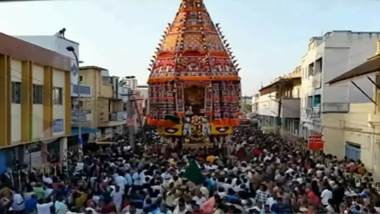 சித்திரை திருவிழா.. ஓம் நமச்சிவாய  கோஷத்துடன் அசைந்து வந்த தஞ்சாவூர் பெரிய கோவில் தேர்!