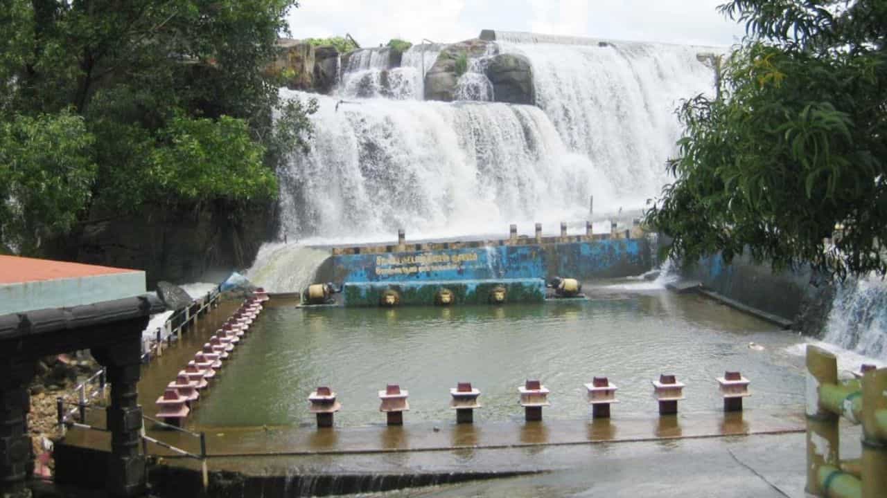 வாட்டி வதைக்கும் கோடை வெயில்.. 50 அடி உயரத்தில் இருந்து விழும் அதிசய அருவி.. படகு சவாரியுடன் பக்காவான இடம்!