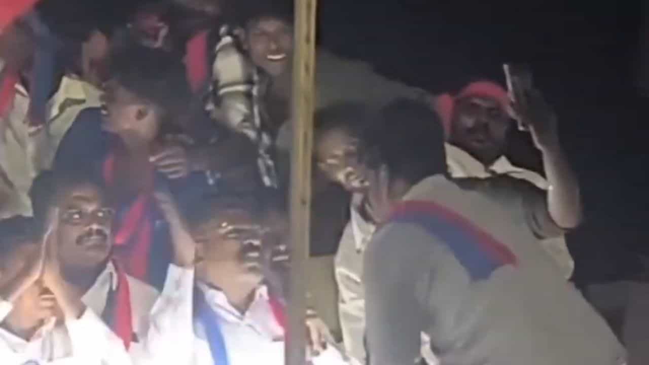 செல்ஃபி எடுக்க முயன்ற தொண்டர்.. கன்னத்தில் அறைந்த விசிக தலைவர் திருமாவளவன்.. அதிர்ச்சி சம்பவம்! செல்ஃபி எடுக்க முயன்ற தொண்டர்.. கன்னத்தில் அறைந்த விசிக தலைவர் திருமாவளவன்.. அதிர்ச்சி சம்பவம்!