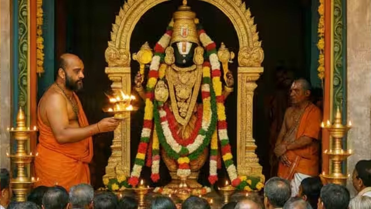 வழிபடும் முறைகள்: அருகில் உள்ள பெருமாள் கோயிலுக்குச் சென்று, அங்கு நடைபெறும் திருமஞ்சனம் மற்றும் அபிஷேக ஆராதனைகளில் கலந்து கொள்ள வேண்டும். திருப்பதி போன்ற மலை சார்ந்த கோயில்களுக்குச் செல்வது இன்னும் சிறப்பானது. விரதத்தின் போது 'ஓம் நமோ நாராயணாய நமோ நமஹ' என்ற அஷ்டாட்சர மந்திரத்தைச் சொல்லிக் கொண்டே இருக்க வேண்டும். விஷ்ணு சகஸ்ரநாமம் பாராயணம் செய்வது மிகுந்த பலனைத் தரும்.