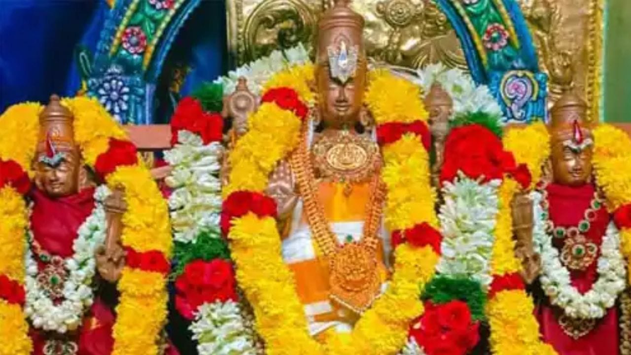 ஜாதகத்தில் திருமணத் தடை இருப்பவர்கள், கருட தண்டகம் பாடி கருடனை வழிபடுவதன் மூலம் தடைகள் நீங்கி நல்வாழ்வு பெறுவார்கள். பெருமாளின் திருவருள் கிடைத்தால் மகாலட்சுமியின் பார்வை தானாகவே நம் மீது விழும். இதனால் "பொருள் இல்லாருக்கு இவ்வுலகம் இல்லை" என்ற நிலைக்கு ஏற்ப, வறுமை நீங்கிச் செல்வம் பெருகி, கோடீஸ்வர யோகம் உண்டாகும்.