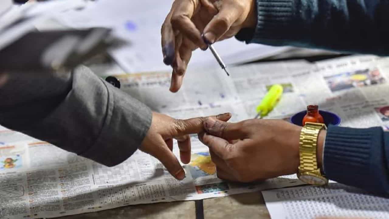 வாக்களிக்க போறீங்களா... இந்த லிஸ்ட் உங்ககிட்ட இருக்கா? ஒரு முறை பார்த்துடுங்க!