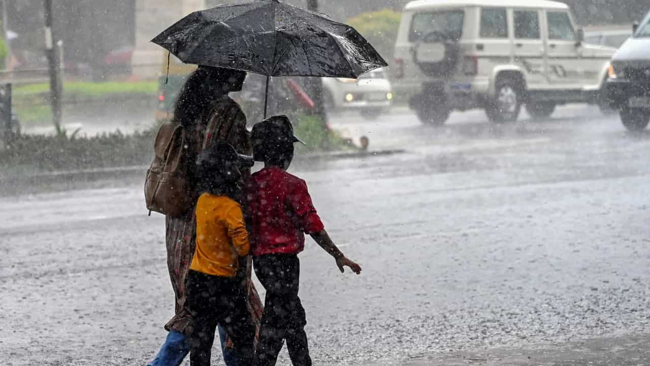 இன்று முதல் பகலில் வெயில் சுட்டெரிக்கும்.. மாலையில் மழை கொட்டும்.. வானிலை அப்டேட் இதோ!!