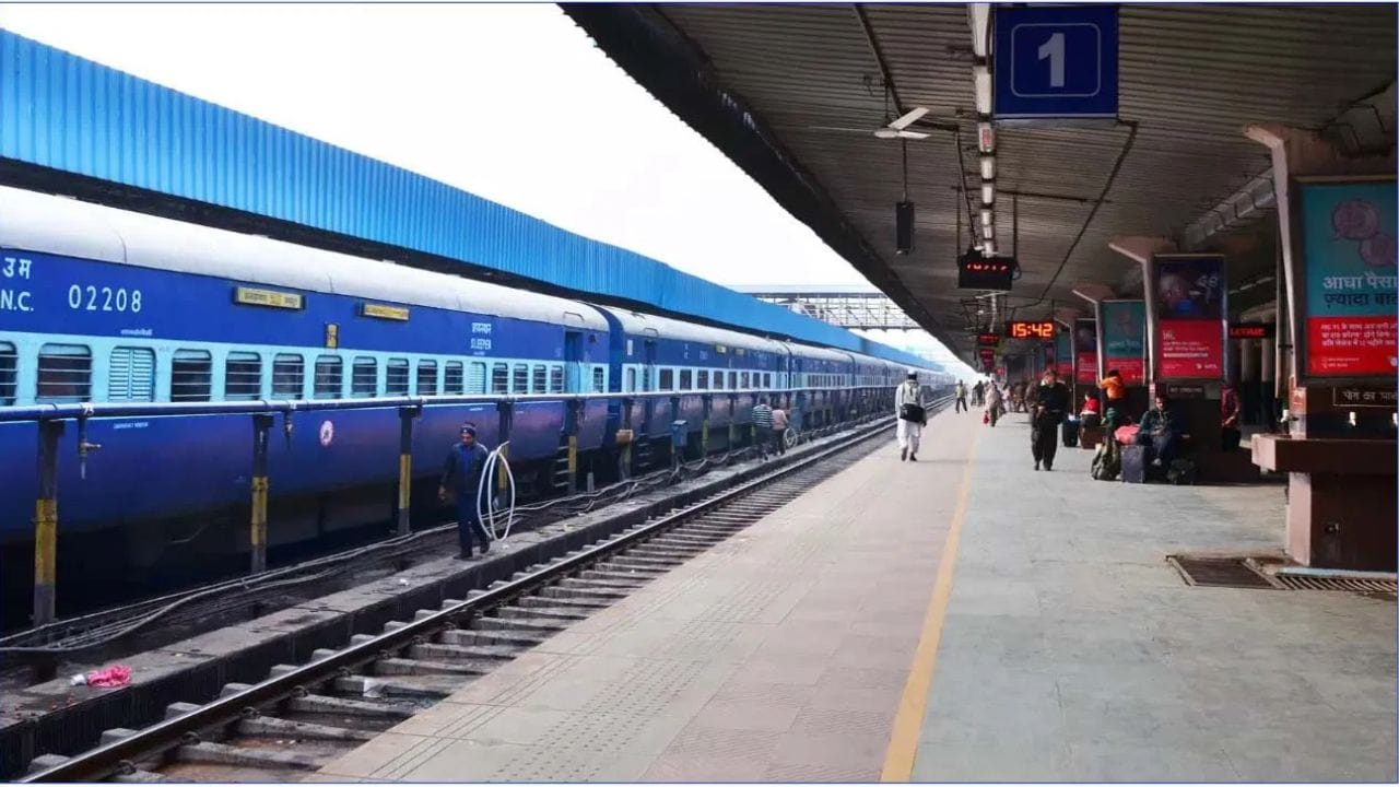 பொதுப் பெட்டிகள் பெரும்பாலும், அவற்றின் அதிகாரப்பூர்வ கொள்ளளவை விட மிக அதிகமான எண்ணிக்கையிலான பயணிகளைச் சுமந்து செல்கின்றன. இந்தப் பெட்டிகள் ரயிலின் நடுப்பகுதியில் அமைந்திருந்தால், ரயில் ஒரு நிலையத்திற்கு வரும்போதெல்லாம், அந்தப் பயணிகள் அனைவரும் நடைமேடையின் மையப்பகுதியிலேயே வந்து குவிவார்கள். இது நடைமேடையில் கடும் கூட்ட நெரிசலை ஏற்படுத்தி, மற்ற பயணிகளுக்கு அசௌகரியத்தை உண்டாக்கும்.