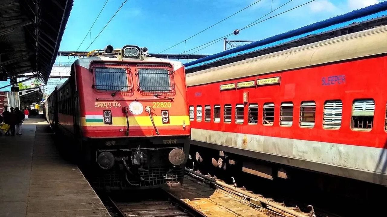 இதற்கு மாறாக, முன்பதிவு செய்யப்பட்ட ஸ்லீப்பர் மற்றும் ஏசி பெட்டிகள் பொதுவாக ரயிலின் நடுப்பகுதியிலேயே அமைந்திருக்கும். இதற்கு பின்னால் பயணிகளின் வசதி  மட்டுமல்லாமல், மிக முக்கியமான தொழில்நுட்பக் காரணங்களும் பாதுகாப்பு நெறிமுறைகளும் மறைந்துள்ளன.