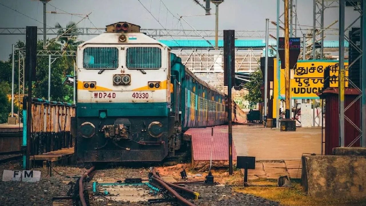 நீங்கள் ரயிலில் பயணம் செய்யும்போது கூர்ந்து கவனித்தால், பொதுப் பெட்டிகள் எப்போதும் ரயிலின் இரு முனைகளிலும்—அதாவது ஒரு முனையில் என்ஜினுக்கு மிக அருகிலும், மறுமுனையில் ரயிலின் மிகக் கடைசிப் பகுதியிலும்அமைந்திருப்பதை நீங்கள் கவனிக்கலாம். 
