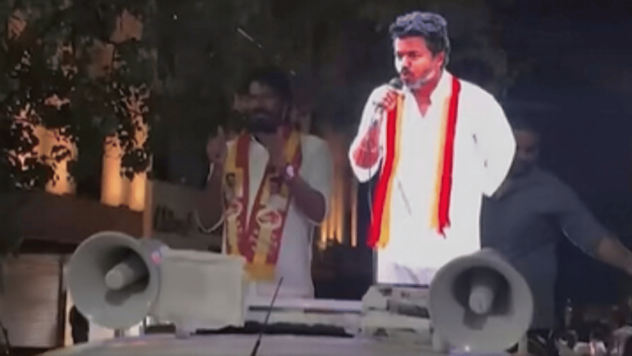 எனக்கு வேற வழி தெரியல ஆத்தா.. விஜய்யின் ஏஐ உருவத்துடன் வாக்கு சேகரிக்கும் வேட்பாளர்... தஞ்சாவூரில் விநோதம்! எனக்கு வேற வழி தெரியல ஆத்தா.. விஜய்யின் ஏஐ உருவத்துடன் வாக்கு சேகரிக்கும் வேட்பாளர்... தஞ்சாவூரில் விநோதம்!