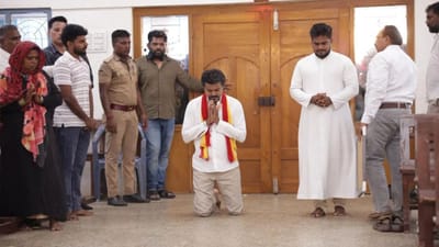 நெருக்கும் தேர்தல்.. முழங்காலிட்டு நடந்து பிரார்த்தனை செய்த விஜய்