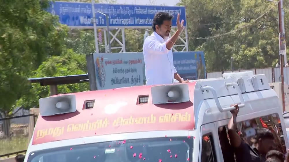 திடீரென வாகனத்தில் இருந்து இறங்கிய விஜய்: திருச்சியில் பரபரப்பு